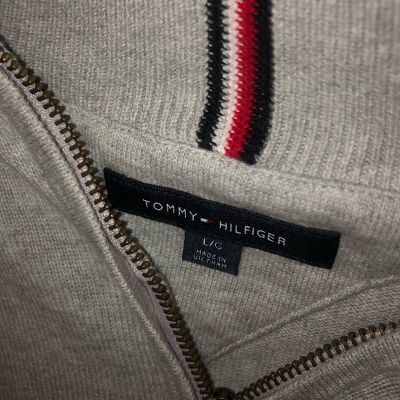 Large Tommy Hilfiger Gray Sweater - Picture 7 of 7